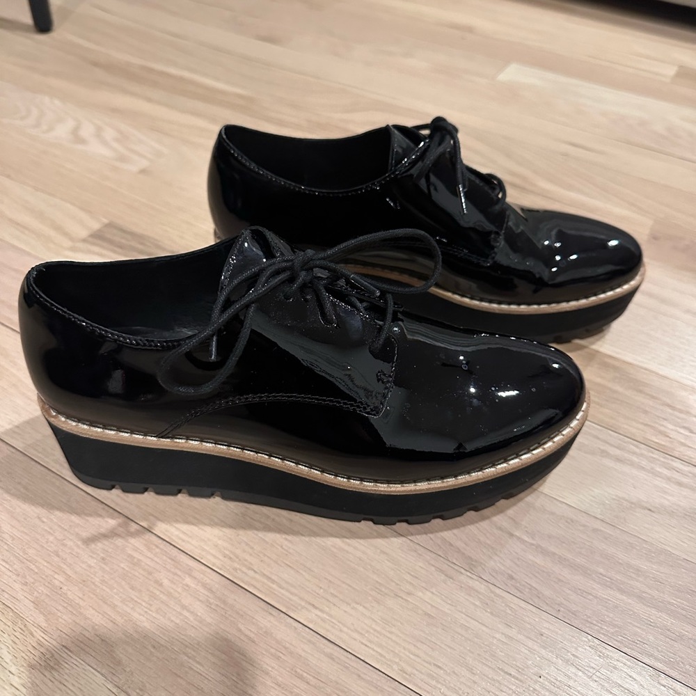 Patent oxford loafer with small platform